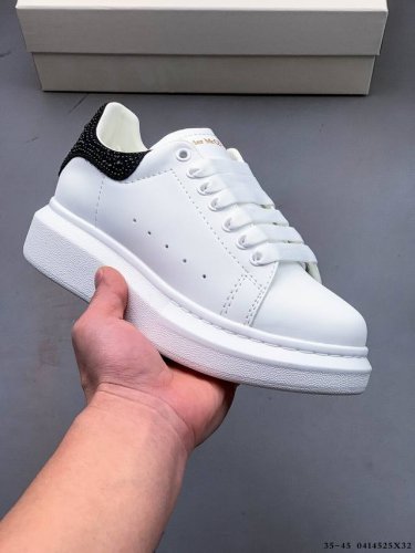 Alexander Mcqueen 麦昆 经典款 想不出有任何理由不收它！面料采用进口丝绸亚光原版牛皮 最新材料 水染羊皮内里，牛皮垫脚 原版大底 回弹度极佳
