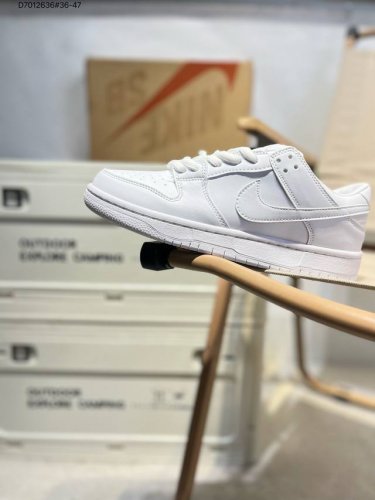 耐克Nike Dunk Low 板鞋Sb系列经典百搭休闲运动板鞋加厚鞋舌的填充，使舒适性大大提升，同时也更方便穿脱中底部分则加入了脚感柔软舒适Zoomair气垫