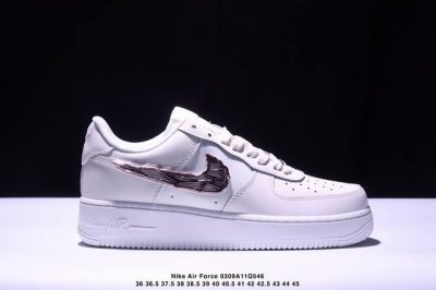140玫瑰金 耐克Nike Air Force 1“07空军一号低帮百搭休闲运动板鞋。柔软、弹性十足的缓震性能和出色的中底设计，横跨复古与现代的外型结合，造就出