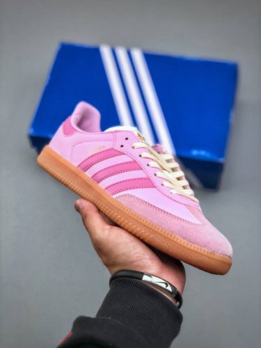 Addis Original Samba Og 复古单品复古桑巴板鞋 这款桑巴鞋展示了高质量的工艺 带有装饰的超锁缝制和无缝的手感 柔软、柔软的皮革造型和标志性