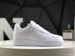 耐克 Nike Air Force 1 ’07 空军一号低帮百搭休闲运动板鞋。柔软、弹性十足的缓震性能和出色的中底设计，横跨复古与现代的外型结合，造就出风靡全球