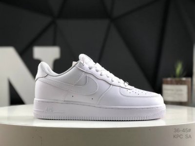 耐克 Nike Air Force 1 ’07 空军一号低帮百搭休闲运动板鞋。柔软、弹性十足的缓震性能和出色的中底设计，横跨复古与现代的外型结合，造就出风靡全球