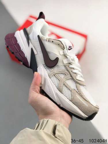 真标带半码！ 耐克 Nike V2K Run跑步鞋 复古风潮 网面透气运动鞋 紧致的鞋面材质提供良好的包裹性 鞋侧 Swoosh以及鞋头部分搭配增添不少亮点的镀
