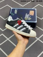 200 阿迪达斯 新款 Adidas Superstar 三叶草 经典贝壳头系列 新款休闲板鞋潮流男女士运动鞋 。鞋面柔软皮革材质 标志性的贝壳鞋头，锯齿三条纹