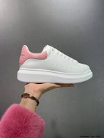 公司级意大利高奢品牌-亚历山大 麦昆Alexander Mcqueen Oversized Sneakers 低帮时装厚底休闲运动小白板鞋“皮革白钢笔蓝麂皮尾”