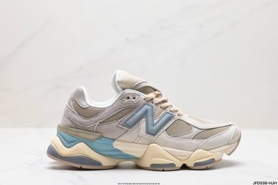 公司级new Balance Nb 9060 鞋款灵感源自设计师本人对夏日的怀日回忆。鞋面大身由空间双格及磨砂鞋面拼接而生，配以柔和、温暖的粉橘色调，夏日氛围拉