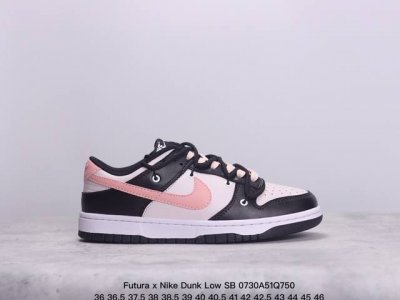 公司级！Futura X Nike Dunk Low Sb联名 解构绑带滑板鞋 这双鞋带系统延续了今年的代表性风格，搭配亮粉色鞋带，保持了 Dunk Sb Lo