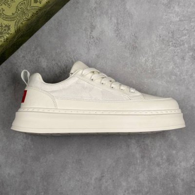 本地 核心私 Gucci 古驰今年最新款男鞋 全品相 顶级进口材料 极为亲肤舒适 摸上去非常的细腻 版型上很正 进口牛皮+真皮内里+几何构图案 奢华生动 图案透