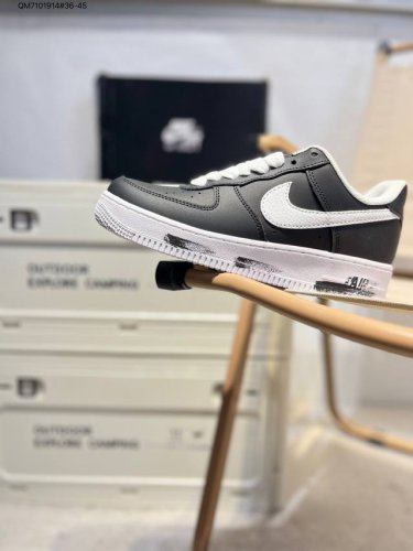 耐克 Nike Air Force 1 '07空军一号 百搭休闲运动板鞋 柔软 弹性十足的缓震性能和出色的中底设计 横跨复古与现代的外型结合 造就出风靡全球三十