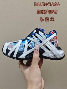 balenciaga巴黎世家新款蜘蛛侠绑带设计儿童老爹鞋 size 26-37码 它的鞋底柔软且弹性十足 非常适合孩子们活泼好动的天性 同时也能保护好小脚丫 让