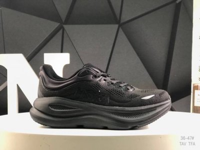200 hoka 轻量级缓震跑步鞋！鞋款延续克利夫顿的最佳品质，继续呈现极致柔软和超凡轻盈的完美组合。 全新的鞋面加大透气网孔，提升后跟部位的舒适性，同时让鞋更