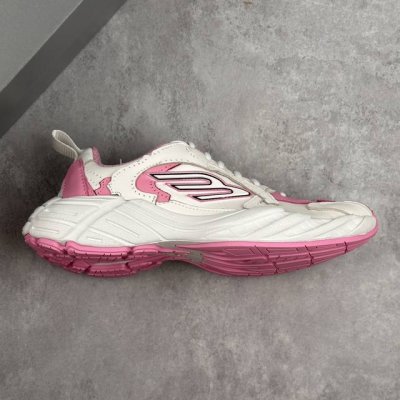 本地 核心私 Vg版 Balenciaga巴黎世家16代 Monday 其前卫的设计、夸张的体积和反光细节赋予其特别的轮廓 采用头层牛皮材质制成，带来良好脚感，