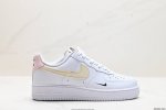 公司级耐克nike Air Force 1 Low 空军一号低帮百搭休闲运动板鞋。柔软、弹性十足的缓震性能和出色的中底设计，横跨复古与现代的外型结合，造就出风靡