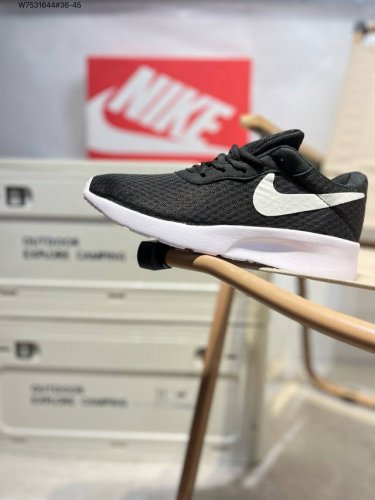 Nike Roshe Run 奥运伦敦三代小跑 拥有年轻时尚活力的版型 蜂窝式速干透气网面 轻盈舒适Eav发泡中底 脚感充分 轻便 柔软 众多优势难以概全 上脚