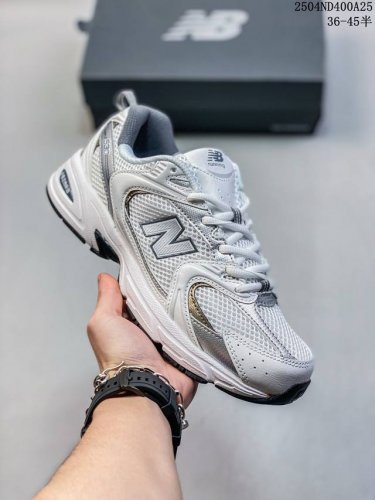 New Balance 新百伦 男女鞋半码制，采用硬质牛剖革组合透气网眼布鞋面材质，独立3层组合大底私模，中底嵌入Abzorb缓震物料，外置耐磨防滑橡胶大底小红