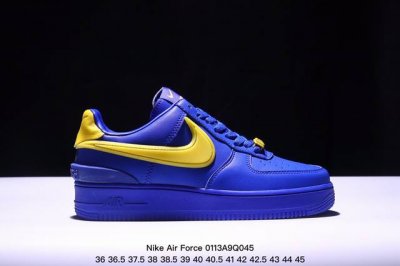 Nike Air Force 1 ’07 Low 空军飞勾一号低帮百搭休闲运动板鞋。柔软、弹性十足的缓震性能和出色的中底设计，横跨复古与现代的外型结合，造就出风