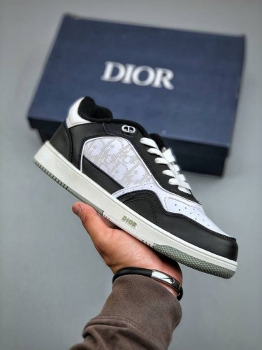 dior 迪奥 运动鞋网纱款新配色 秋季新品 重新诠释经典的网球鞋，时尚的廓形突显厚实感。采用全新的拉绒马海毛针织面料，突显柔软触感与富有层次感的流行色彩，彰显