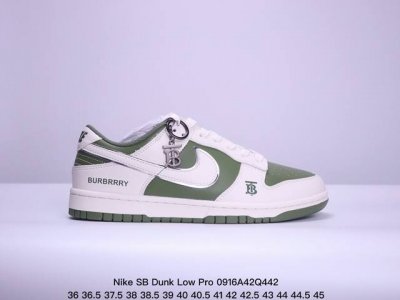 Nike Sb Dunk Low Pro 复古低帮休闲运动滑板板鞋。采用脚感柔软舒适zoomair气垫，有效吸收滑板等极限运动在落地时带来的冲击力，为街头运动者