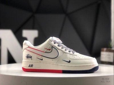 250 耐克 Nike Air Force 1“07空军一号低帮百搭休闲运动板鞋。柔软、弹性十足的缓震性能和出色的中底设计，横跨复古与现代的外型结合，造就出风靡