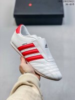 130 adidas/阿迪达斯 男女鞋真标半码制，升级原楦原纸版开发版型，采用软质粒面牛剖革鞋面材质，中底嵌入Eva切片缓震，外置耐磨橡胶鞋底片 底越薄，越时