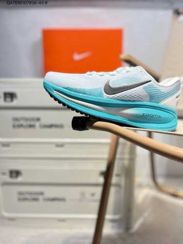 Nk Air Zoom Vomero 18 轻便舒适公路跑步鞋质感柔软 弹力充沛 助力一路畅跑 乐享不停 厚实泡绵缔造舒适的回弹效果 铸就出色跑步表现 该鞋款轻