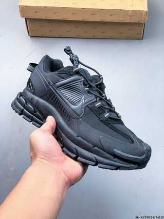 集图 公司级 耐克Nike Zoom Vomero Roam 潮流低帮休闲运动鞋 nike Zoom Vomero Roam男子冬季款运动鞋专为城市环境匠心设计 - 点击图像关闭