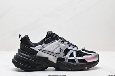 公司级耐克Nike V2K Run跑步鞋复古风潮 网面透气运动鞋 灰银紧致的鞋面材质提供良好的包裹性鞋侧 Swoosh以及鞋头部分搭配增添不少亮点的镀铬细节鞋垫