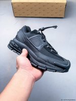 集图 公司级！耐克Nike Zoom Vomero Roam 潮流低帮休闲运动鞋 Nike Zoom Vomero Roam 专为城市环境匠心设计，是潮湿天气的