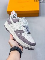 公司级耐克nike Air Force 7 空军一号低帮百搭休闲运动板鞋。柔软、弹性十足的缓震性能和出色的中底设计，横跨复古与现代的外型结合，造就出风靡全球三十