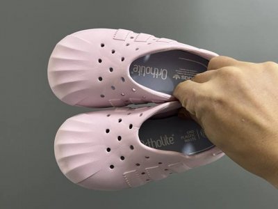 a家丑萌洞洞一脚蹬儿童凉鞋 Size：24-37码 丑萌丑萌的小可爱凉鞋 透气孔设计，舒适不闷脚 附赠一对鞋垫，方便清洗 一体成型工艺，全身无胶