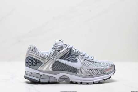 公司级耐克Nike Zoom Vomero 5 马拉松复古跑五代休闲运动慢跑鞋 采用环保纤维革饰片组合网眼布鞋面材质 升级正确后跟Tpu加固 耐弯折热塑框架支撑 - 点击图像关闭