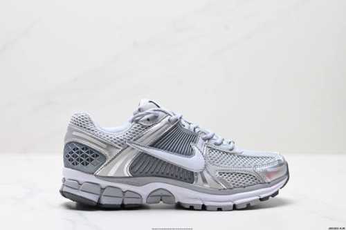 公司级耐克Nike Zoom Vomero 5 马拉松复古跑五代休闲运动慢跑鞋 采用环保纤维革饰片组合网眼布鞋面材质 升级正确后跟Tpu加固 耐弯折热塑框架支撑