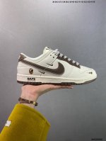 310 公司级Bape X Nike Dunk Low 米浅棕 此款主张打破传统的工业化流水线设计限制，以Made By Ideas的超级创意为理念，集结众多潮