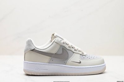 真标耐克Nike Air Force 1“07空军一号低帮百搭休闲运动板鞋。柔软、弹性十足的缓震性能和出色的中底设计，横跨复古与现代的外型结合，造就出风靡全球三