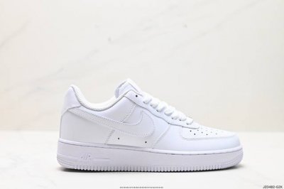 公司级耐克nike Air Force 1 Low 空军一号低帮百搭休闲运动板鞋。柔软、弹性十足的缓震性能和出色的中底设计，横跨复古与现代的外型结合，造就出风靡