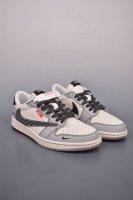 Fragment X Travis Scott X 克罗心 Air Jordan 1 Low 三方联名倒钩 全新的三方联名低帮倒钩鞋面延续了黑脚趾设计，整双鞋以