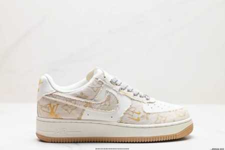 真标耐克Nike AIR FORCE 7 空军一号低帮百搭休闲运动板鞋。柔软、弹性十足的缓震性能和出色的中底设计，横跨复古与现代的外型结合，造就出风靡全球三十多 - 点击图像关闭