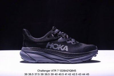 Hoka One One Challenger Atr 7 全新配色 这个品牌来自于新西兰的毛利语，Hoka表示大地，One One表示飞越，连起来就是飞越地平