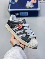 阿迪达斯 新款 Adidas Superstar 三叶草 经典贝壳头系列 新款休闲板鞋潮流男女士运动鞋 。鞋面柔软皮革材质 标志性的贝壳鞋头，锯齿三条纹，简约的
