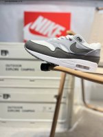 Nk Air Max 1 初代复古气垫慢跑鞋 由Tinker Hatfeld和Mark parker在1987年设计 灵感来自于巴黎蓬皮杜中心 Tinker H