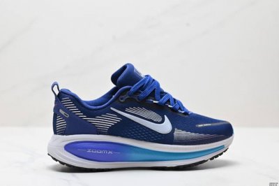 真标Nike Vomero 18 耐克 舒适减震防滑 低帮跑步鞋 全掌Reactx泡绵中底 前掌和后跟还配备了Air Zoom气垫单元 据说跑起来更快更舒适哦