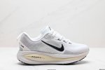 公司级Nike Vomero 18 耐克 舒适减震防滑 低帮跑步鞋 全掌Reactx泡绵中底 前掌和后跟还配备了Air Zoom气垫单元 据说跑起来更快更舒适哦