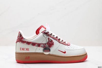 真标耐克Nike Air Force 1“07空军一号低帮百搭休闲运动板鞋。柔软、弹性十足的缓震性能和出色的中底设计，横跨复古与现代的外型结合，造就出风靡全球三