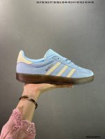 160 公司级Adidas Originals Gazelle 蓝白 此款鞋延续了橡胶外底和经典款式的传统。优质绒面革鞋面和标志性的3条纹采用明亮的对比色，为久