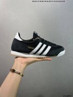 公司级Adidas Originals R71 复古单品 织物绒面革 轻便运动跑鞋 简约大方的造型设计 给人以随性闲的时尚格调 穿着舒适轻便 运动灵活自如 满足