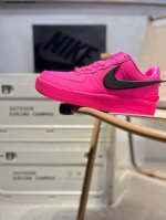 耐克 Nike Air Force 1 '07空军一号 百搭休闲运动板鞋。柔软、弹性十足的缓震性能和出色的中底设计，横跨复古与现代的外型结合，造就出风靡全球三十