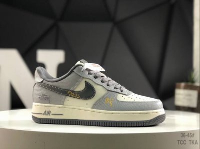 250 公司级带半码耐克 Nike Air Force 1“07空军一号低帮百搭休闲运动板鞋。柔软、弹性十足的缓震性能和出色的中底设计，横跨复古与现代的外型结合