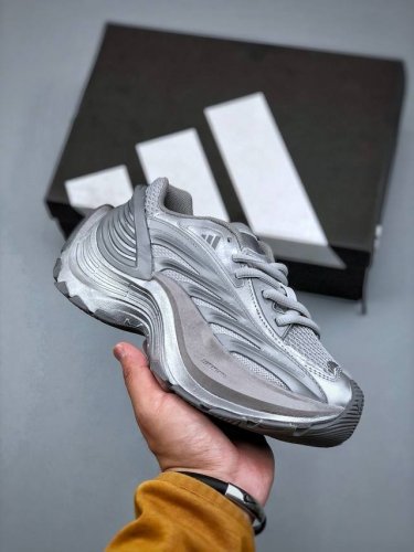Adidas Xlg Mtw系列 舒适防滑透气 低帮 休闲跑步鞋男女同款与众不同的结构美学，在这种纯色氛围里，也可以有更纯粹的展现货号：Ih1574 尺码：35