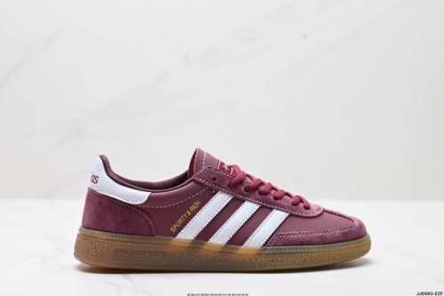 220 公司级Adidas Handball Spezial 阿迪达斯经典款 复古休闲板鞋 全鞋采用反毛皮制作 牛筋耐磨大底 承载青春情怀的板鞋 经典三条杠装饰
