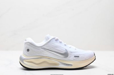 真标Nike Journey Run 2024跑步鞋 使用了新型的缓震材料 脚感偏韧 后跟有加厚的海绵填充 鞋子前掌和后掌做了加宽设计 增加了跑步时的稳定性 织